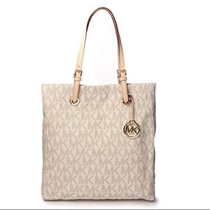 Michael Kors Signature Jet Set Tote in Vanilla